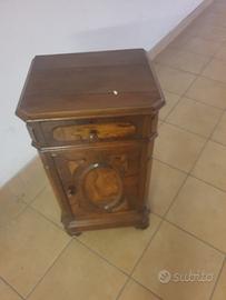 Comodino dei primi del '900.