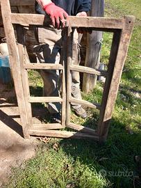 vecchia finestra con intelaiatura