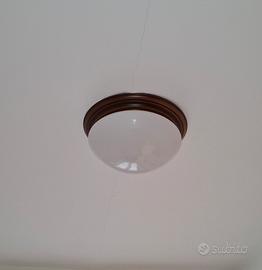 Plafoniera circolare con dettagli in legno