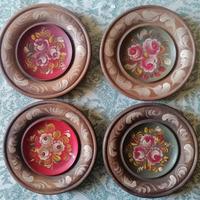 Quattro piatti da parete in legno dipinto a mano