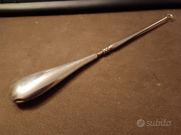 Un antico tira lacci (button hook)