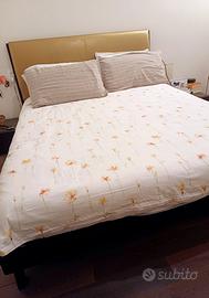 Letto matrimoniale e comodini