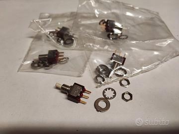 Deviatori C&K a pulsante