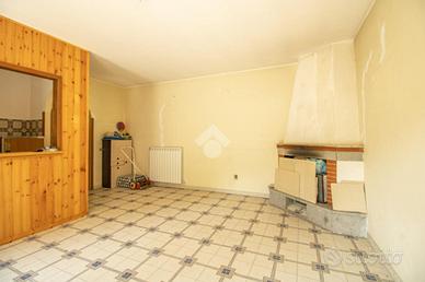 2 LOCALI A MONTASOLA