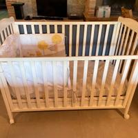 Lettino in legno con materasso e paracolpi