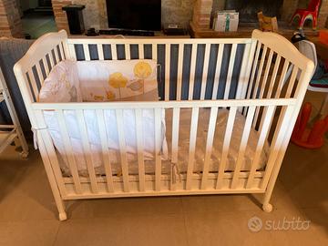 Lettino in legno con materasso e paracolpi