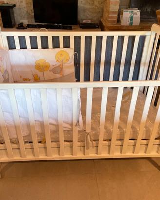 Lettino in legno con materasso e paracolpi