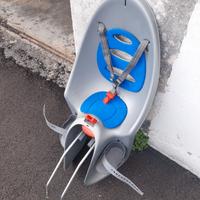 Seggiolino posteriore reclinabile per bici.