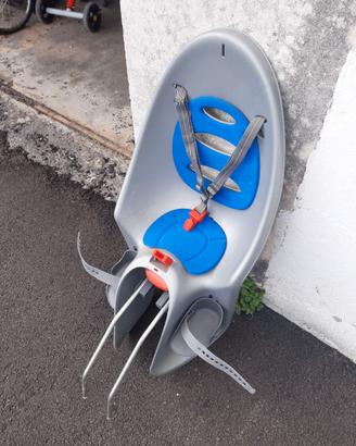 Seggiolino posteriore reclinabile per bici.
