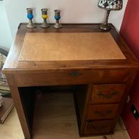 Scrittoio in legno con sedia