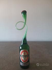 bottiglia piena di birra Becks' con collo ritorto