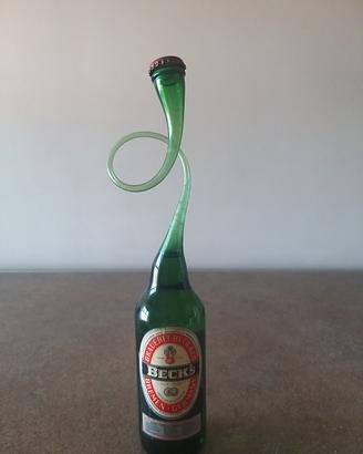 bottiglia piena di birra Becks' con collo ritorto