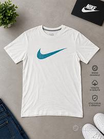 T-shirt Nike bianca con logo azzurro | Taglia S