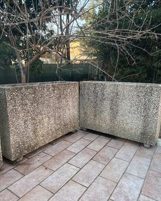 Vasi in cemento granigliato da esterno – 70€ cad.