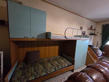 Letto a castello, con doppio armadio e scale