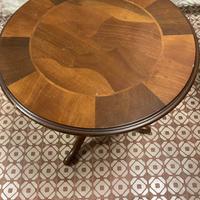 Tavolino da salotto con intarsi.