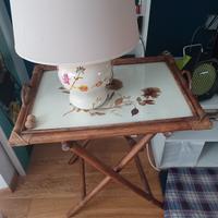 tavolino bambù con vetro e foglie essiccate