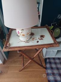 tavolino bambù con vetro e foglie essiccate