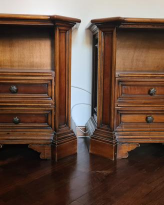 Coppia di comodini in legno di noce