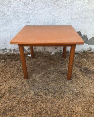 Tavolo in legno  1x1. Estendibile 2x1.