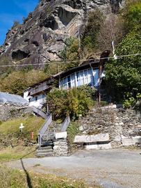 Casa panoramica, ripostigli, giardino. Premia VB