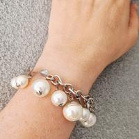 Bracciale ciondoli perle bianche 