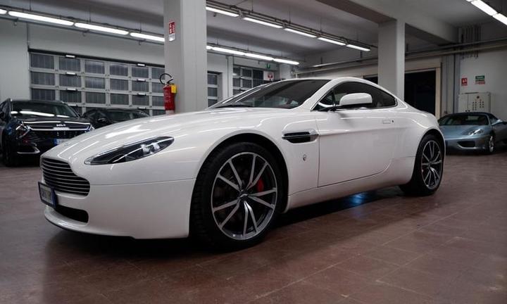 Aston Martin V8 Vantage ASTON MARTIN - V8 VANTAGE
