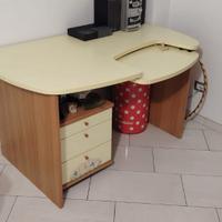 SCRIVANIA IN LEGNO IN BUONE CONDIZIONI