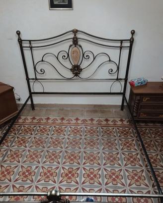Giroletto, materasso, lampadario ferro battuto