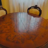 tavolo tondo con sedie