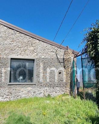 Casale ristrutturato con terreno DOC Solicchiata