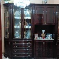 Soggiorno classico in legno con vetrine 