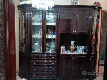 Soggiorno classico in legno con vetrine 