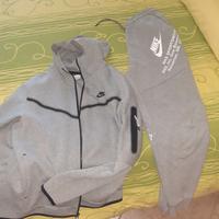 Tuta Nike Tech grigio chiaro