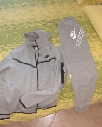 Tuta Nike Tech grigio chiaro