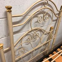 Letto con rete in doghe e struttura in ferro