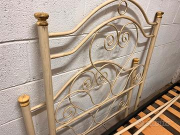 Letto con rete in doghe e struttura in ferro