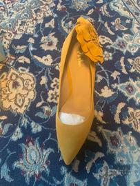 Décolleté color senape con fiore applicato n 41