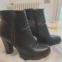 stivaletto nero con zeppa