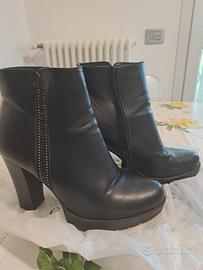 stivaletto nero con zeppa