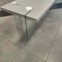 TAVOLO CON BASE IN VETRO
