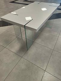 TAVOLO CON BASE IN VETRO