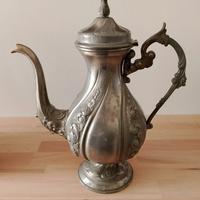 Brocca In peltro cesellata a mano