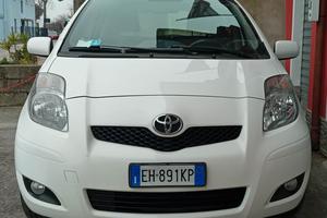 Toyota Yaris 1.0 benzina - 2011