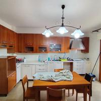 Cucina, parete attrezzata, tavolo con sedie