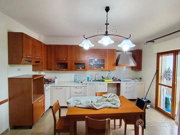 Cucina, parete attrezzata, tavolo con sedie