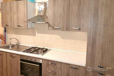 cucina completa con elettrodomestici