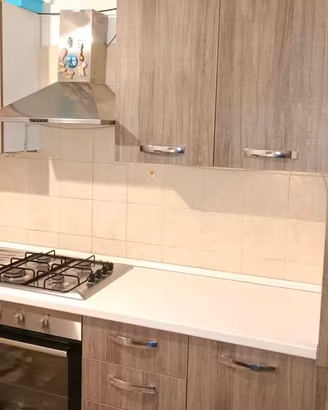 cucina completa con elettrodomestici