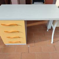 scrivania con cassettiera