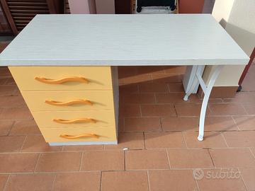 scrivania con cassettiera
